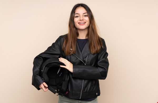 Motorhelm kiezen: kinband of ratelsluiting, wat past bij jou?